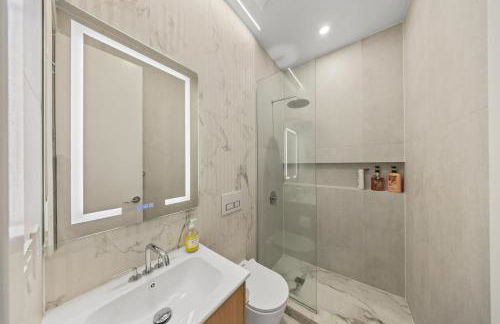 Private Room with Shared Bathroom at an Apartment by Times Square - Foto 15