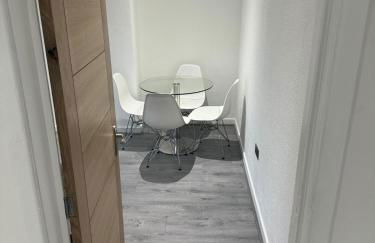 Luxury 2 Bed Apartment, Sleeps 6 with Sofa bed, Close to Sale Town & Tram Station - Photo 11