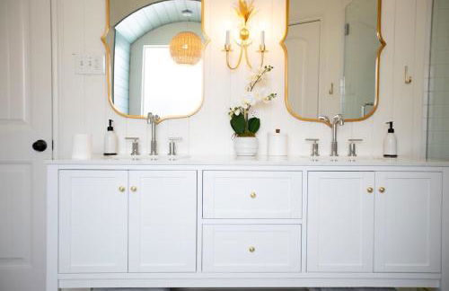 Spacious 4BR with Pool and Grill - Near Lakes and Harbor - Foto 17