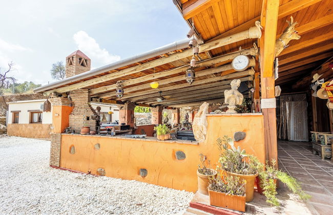 Luxurious Private Cabin Pool Hottub & Fireplace - Photo 28