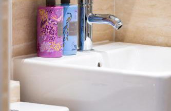 Shenley House- Premium Stay, Private Parking for multiple cars, Sleeps 6, 2 Bedroom, 2 Ensuites, Central MK - Foto 6