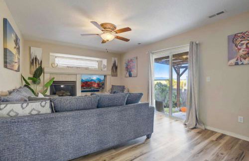 4BR w Fireplace Backyard BBQ near Peterson AFB - Foto 8