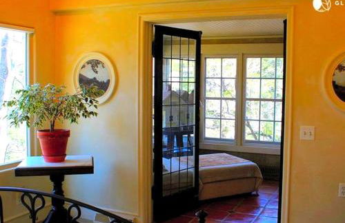 Luxurious Riverfront Cottage with a Hot Tub and a Fireplace near the Twin Lakes, Connecticut - Foto 14