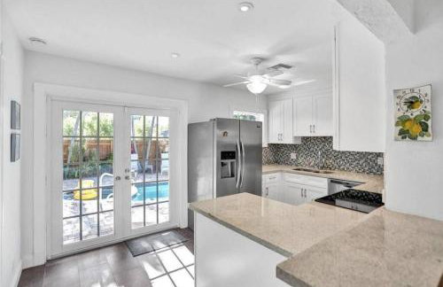 Chic Victoria Park Villa with Heated Pool and Spa - Foto 10