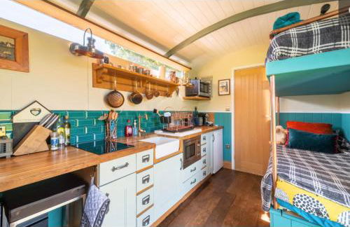 Shepherds Hut with Scandinavian Hot Tub and hydromassager - Foto 7