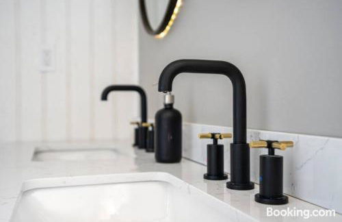 AC 6BR2BA Quiet Island House Near Casinos - Foto 30