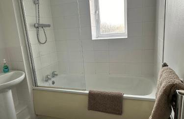 Lakeside apartment with FREE parking / M25 - Photo 13