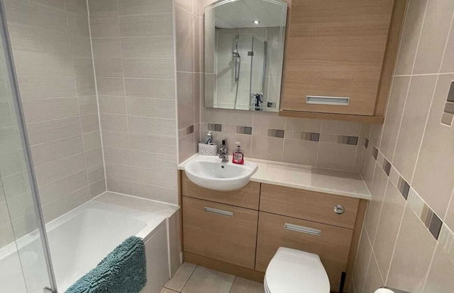 2BD Flat With Views of Canary Wharf - Rotherhithe - Photo 10