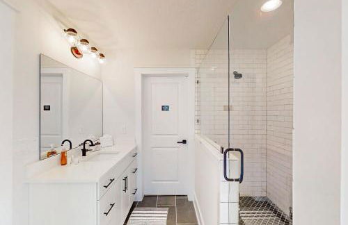 Brand new home with open layout, office, & great location - dog-friendly - Foto 21