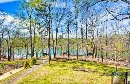 Townville Lake House with Private Dock, Kayaks! - Foto 25
