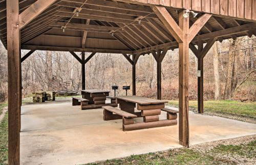 Enchanting Forested Cabin with Fire Pit and Grill - Foto 37