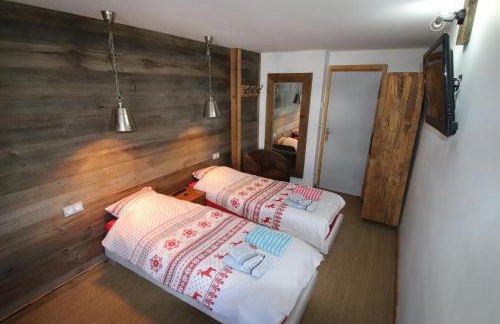 Charming Chalet w/ Mountain & Slope Views, Jacuzzi - Foto 17