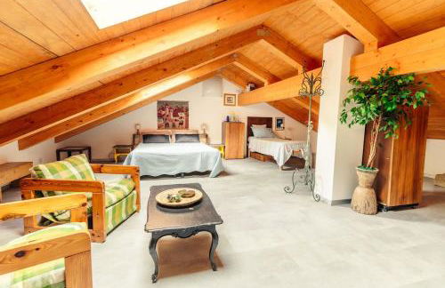 8 beds- surrounded by greenery with parking - Foto 1