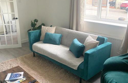 Business & Family Friendly 6 Bed Stay with Garden - Free Parking - Fast Wi-Fi and workspace - London & Essex Links - Photo 1