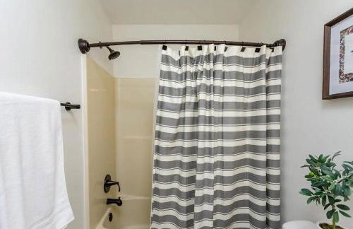 In The Woods - 5 BR Chalet with Game Room, Fire Table and Hot Tub - Foto 29