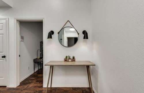 Modern and Luxury DFW Mansion with Backyard Oasis - Foto 25