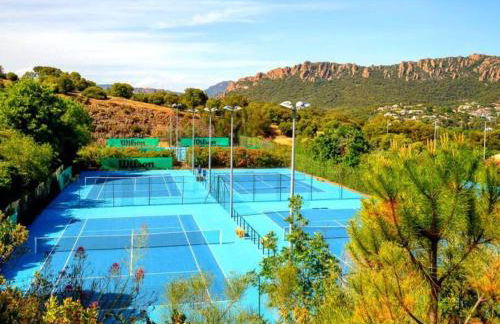 Dans un cadre d'exception, Vue mer panoramique à Agay Côte d'Azur, Village Vacances Cap Esterel, 2 chambres, avec jardin, golf, climatisation, Wifi, 5 piscines - Foto 42