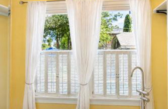 Charming home with pool, enclosed yard, patio & great Woodlawn Lake location - Foto 70