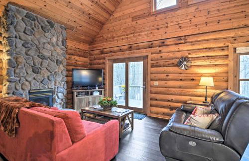 Secluded Gaylord Cabin with Deck, Fire Pit and Grill! - Foto 1
