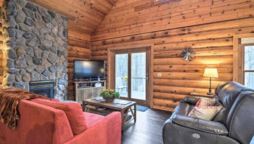 Secluded Gaylord Cabin with Deck, Fire Pit and Grill! - Foto 1