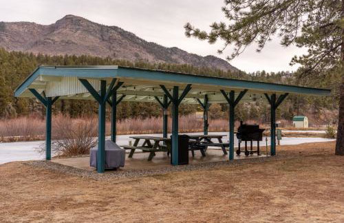 Cozy Riverfront Cabin with Fireplace & Deck - Foto 50