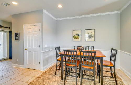 Spacious Southport Condo with Balcony! - Foto 12