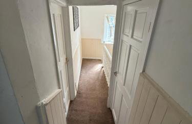 Central 3BR Home - Huddersfield Serviced Accomodation - Walk to Station & Town - Business Travellers - Families - Students - Photo 35