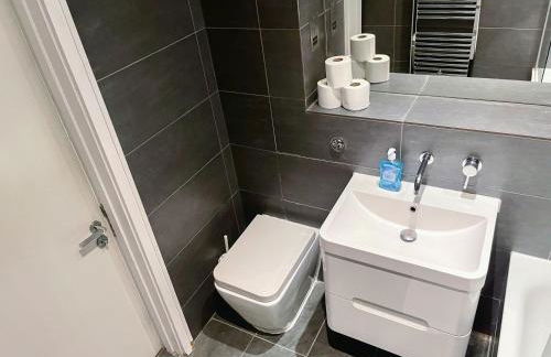 Sleek 3-bedroom flat with Balcony, Lift access, FREE WiFi in Southwark, Borough near The Shard by NourNest Apartments - Foto 32