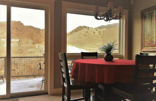 Riverfront condo with balcony, king bed STR#267 - Photo 2