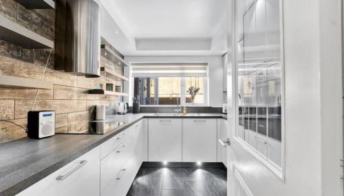 Minutes from the port of Dover, free WiFi, free offroad private parking and rated a guest favourite on Air b nb! - Foto 3