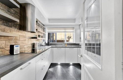 Minutes from the port of Dover, free WiFi, free offroad private parking and rated a guest favourite on Air b nb! - Foto 3