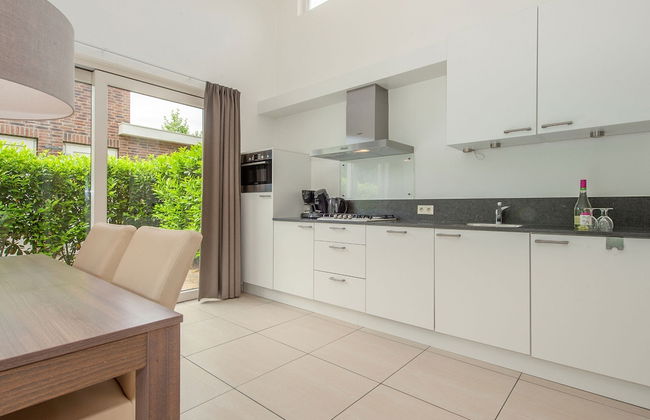 Modern Bungalow With Washer - Photo 6