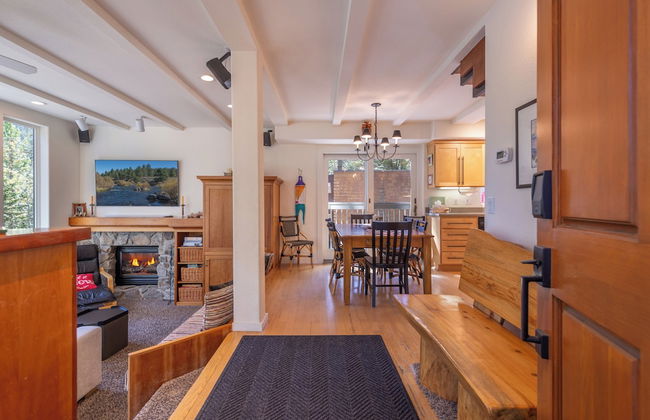 3BR Home in Alpine Meadows for 8 - Photo 3