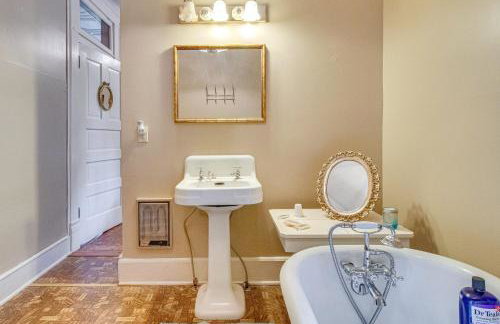 Creekfront Yellville Manor with Parlors and Fire Pit! - Foto 32