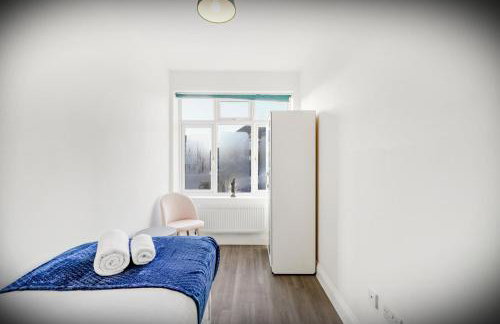 Elegant 3-bed apartment with FREE onsite PARKING in Enfield - Out door Patio - Big savings on Longer Stays - Photo 17