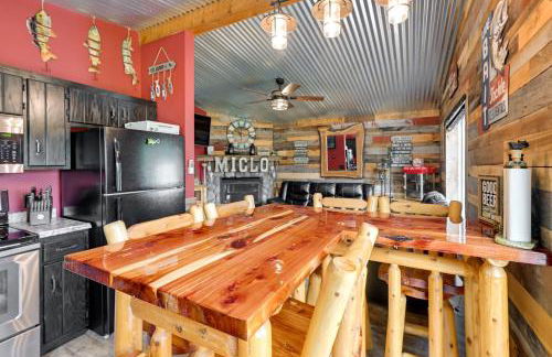 Lakeside Cabin with Fire Pit Near Pine Point Park! - Foto 9