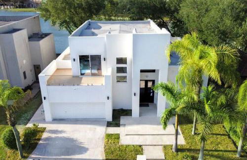 Lake Home: Relax and Unwind in Mission Hidden Gem - Photo 24