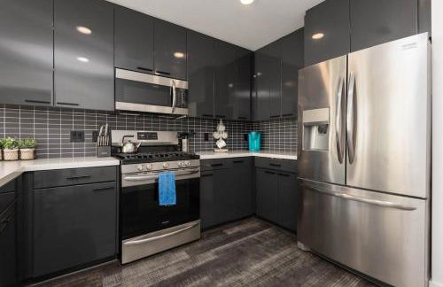 Stylish 3BR High-Rise with Pool, Hot Tub & Rooftop Views - Foto 16