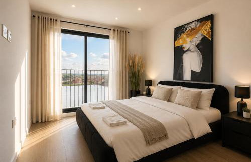 Luxurious & Elegant 6-Bed House - Photo 30