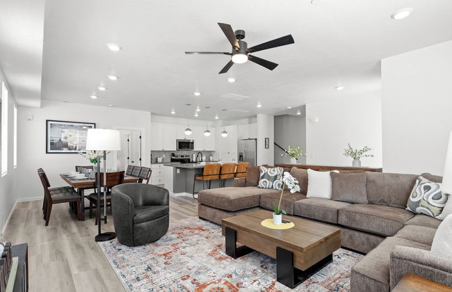 Touch of Class Stunning 5 Bdr! - Photo 1