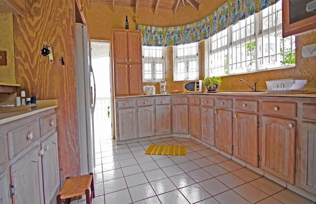 Sea Symphony Barbados - 6 B R Beachfront Villa w Staff - Foto 15