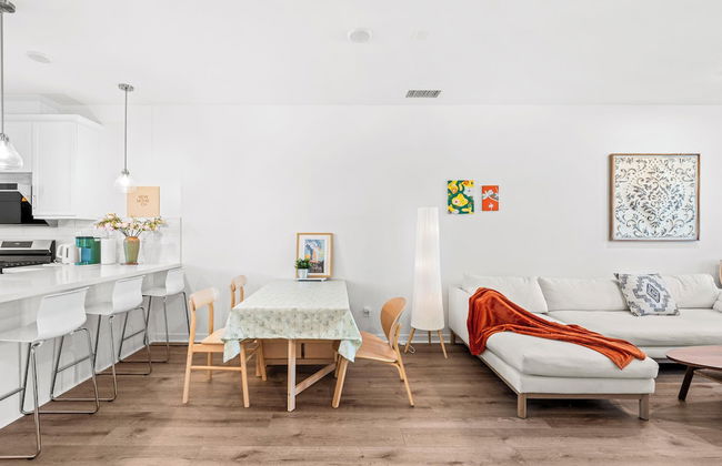 Chic Modern Retreat With Stunning Views 1360 Sqft - Photo 39