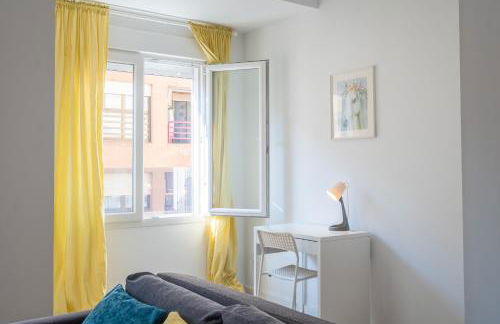 Modern, Stylish Apartment with balcony - Photo 17