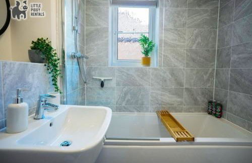 Central 2 Bedroom Flat with 2 Parking Spaces, Quiet and Modern Stay - Foto 15