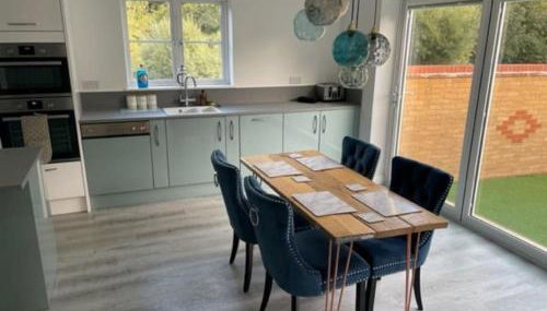 Large 5 Bedroom Family home with parking and WI-FI - Foto 4