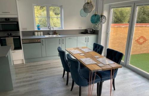 Large 5 Bedroom Family home with parking and WI-FI - Foto 4