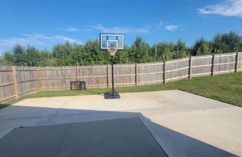 160 Overbrook 3 bedroom home with privately fenced yard and hot tub - Foto 12