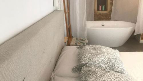 Suite Independiente de 45 m2 con Bañera en Pleno Casco Viejo - Photo 3