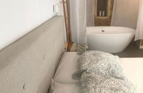 Suite Independiente de 45 m2 con Bañera en Pleno Casco Viejo - Photo 3