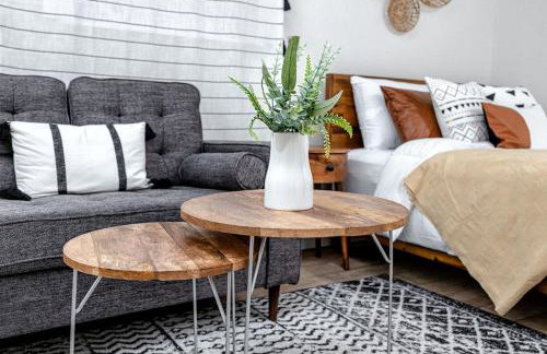 Mins to Beach - Studio Home- Walk to Downtown - Free Parking - Foto 6